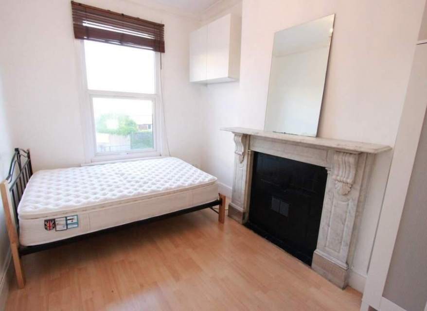 Flat Evering Road in Greater London