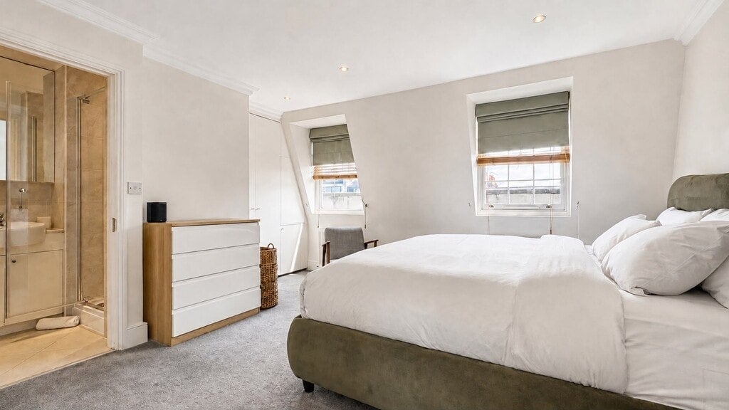 Flat Ledbury Road in Greater London