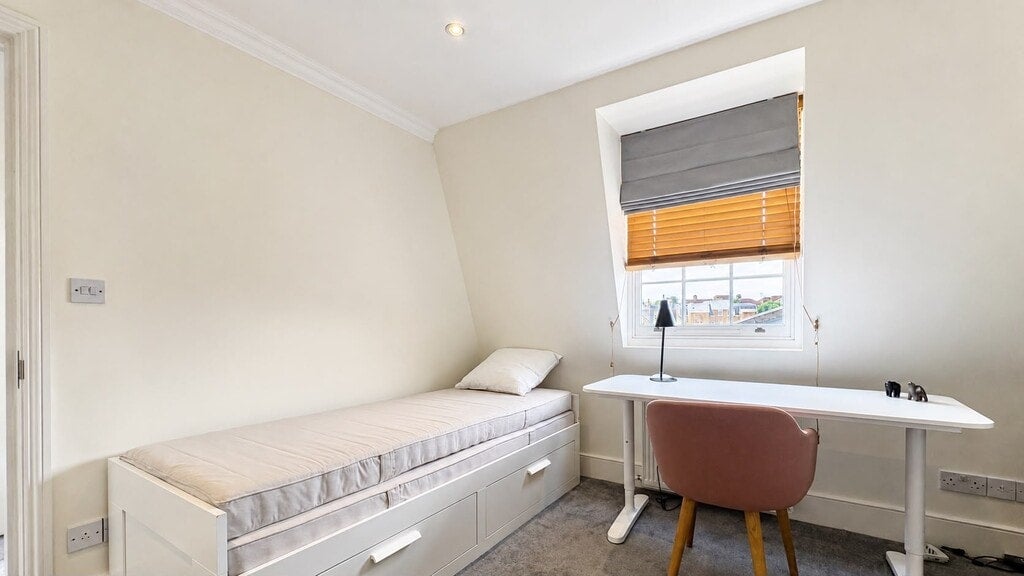 Flat Ledbury Road in Greater London