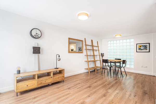 Flat Naoroji Street in Greater London