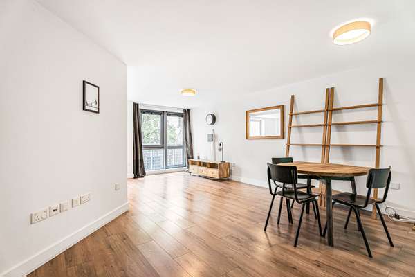 Flat Naoroji Street in Greater London
