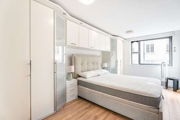 Flat Naoroji Street in Greater London