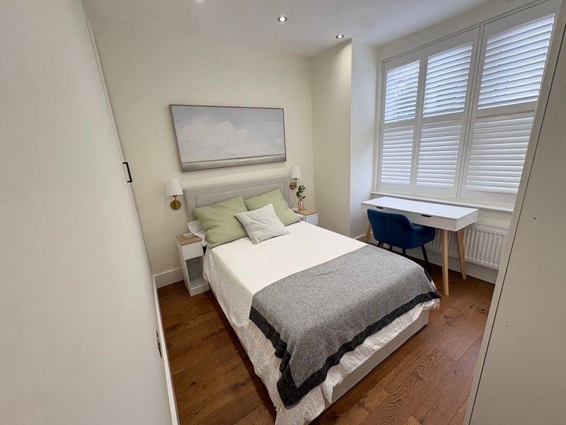 Flat Fairlight Road in Greater London