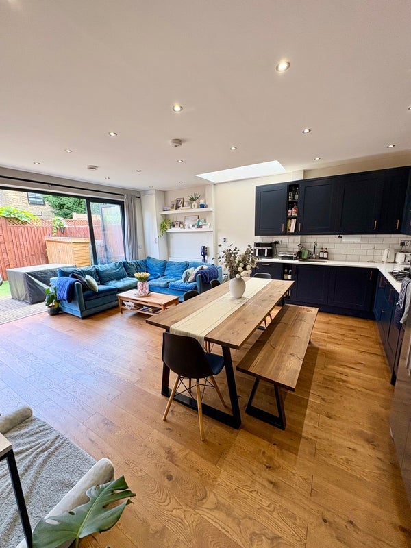 Flat Fairlight Road in Greater London