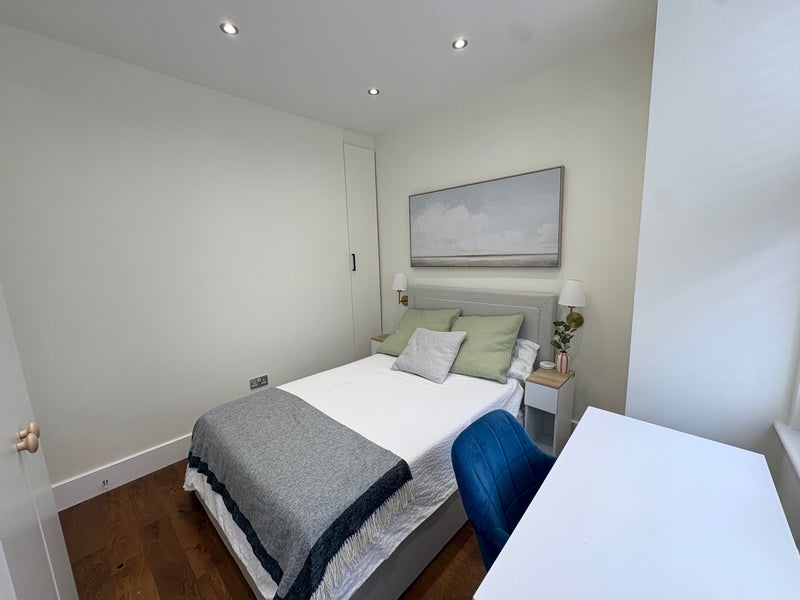 Flat Fairlight Road in Greater London