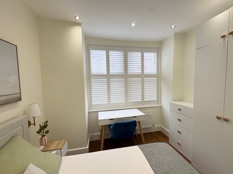 Flat Fairlight Road in Greater London