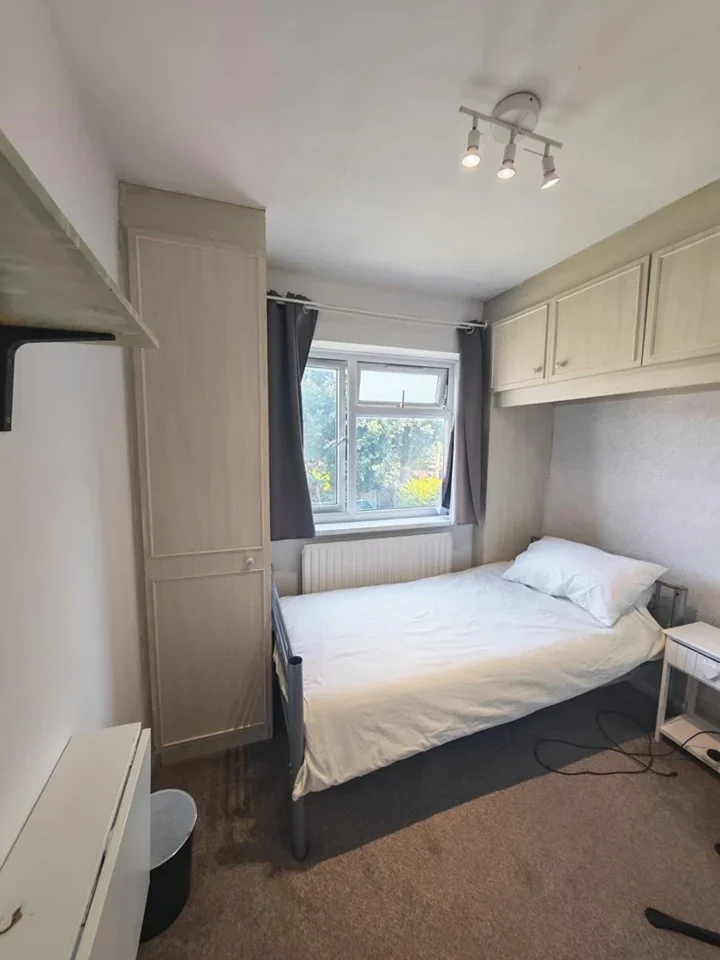 Room Adams Close in Greater London