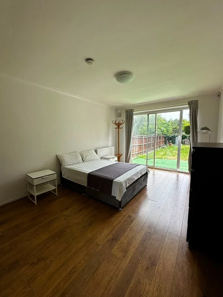 Room Adams Close in Greater London