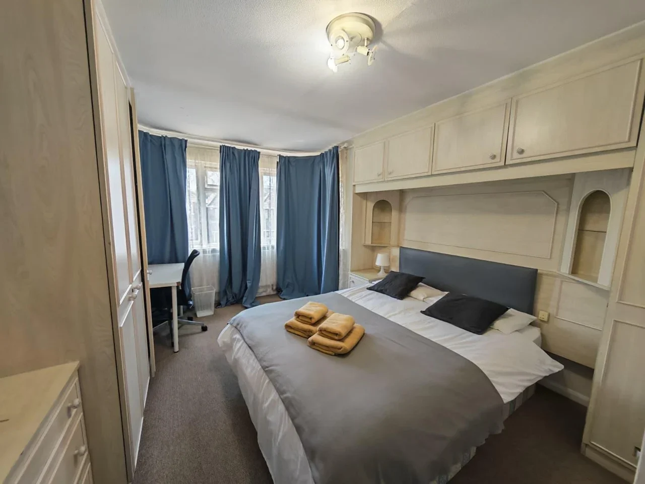 Room Adams Close in Greater London