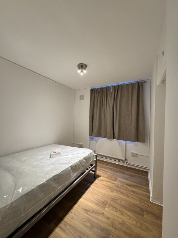 Flat Malabar Way in Greater London