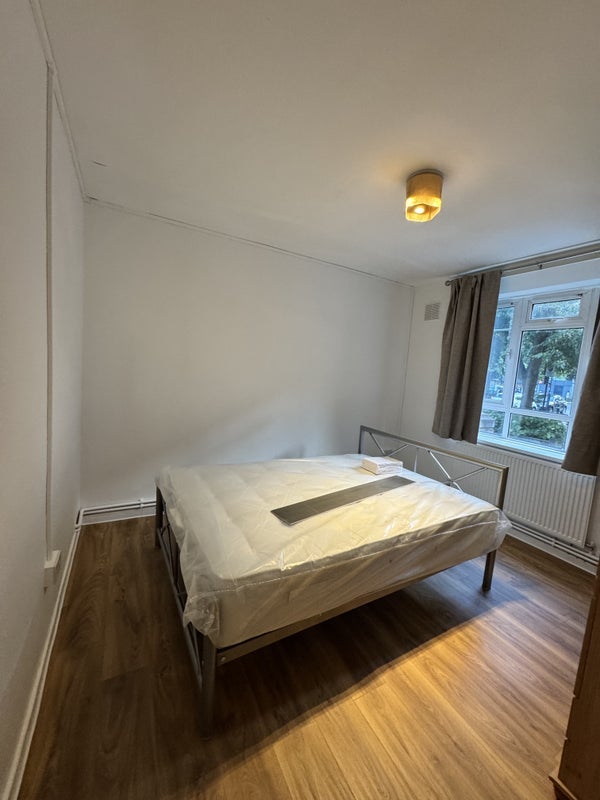 Flat Malabar Way in Greater London