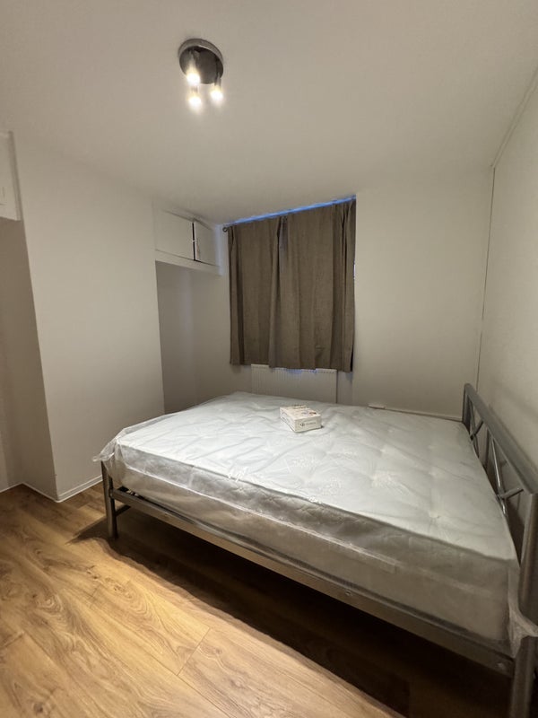 Flat Malabar Way in Greater London