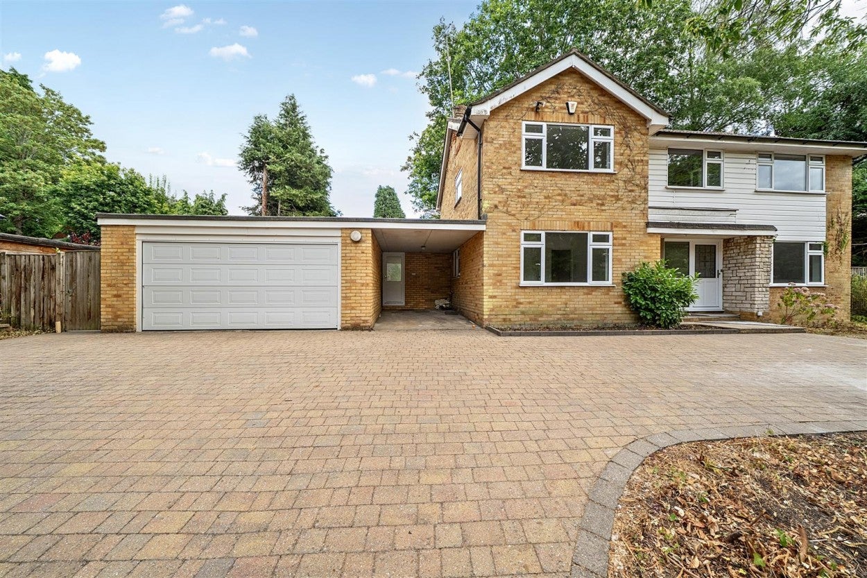 House Ardrossan Avenue in Surrey Heath