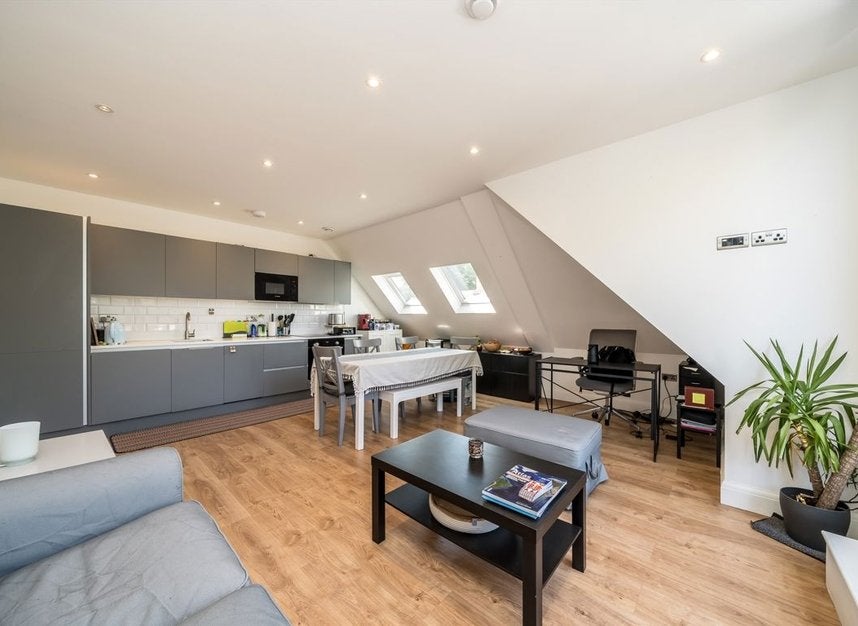 Flat Gunnersbury Avenue in Greater London