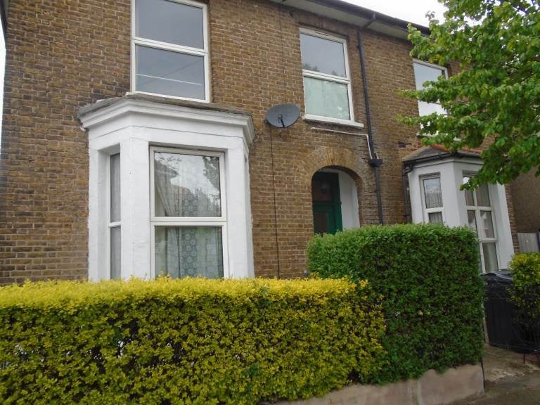 House Thornhill Road in Greater London
