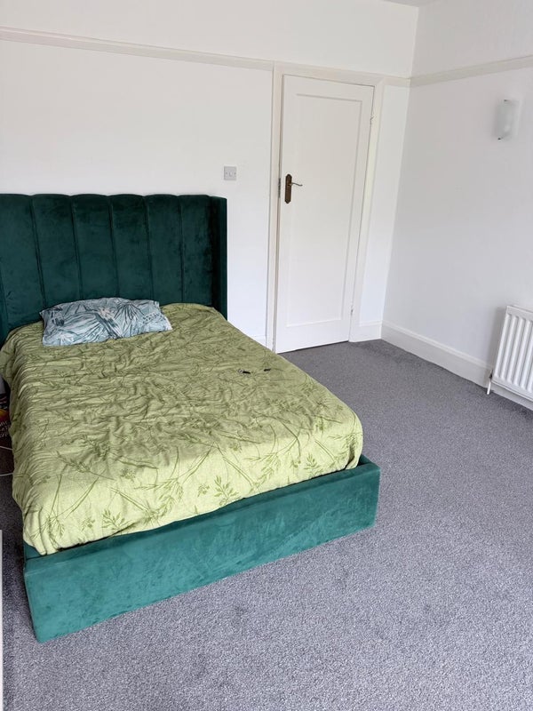 Room Eversley Way in Greater London