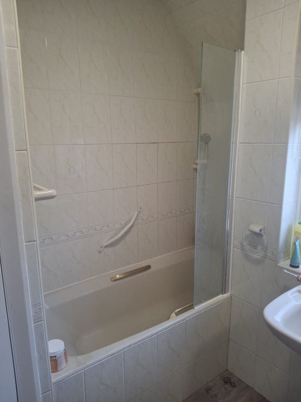 Room Eversley Way in Greater London