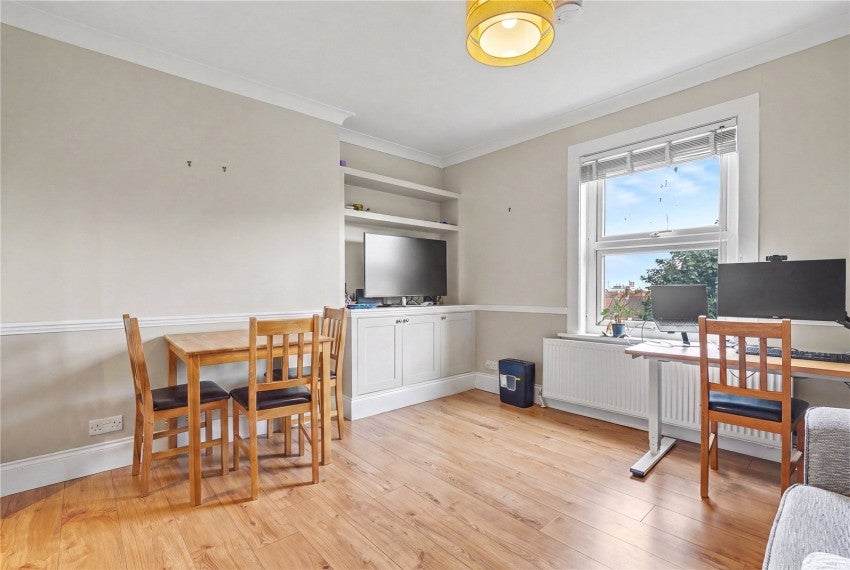 Flat Cumberland Park in Greater London