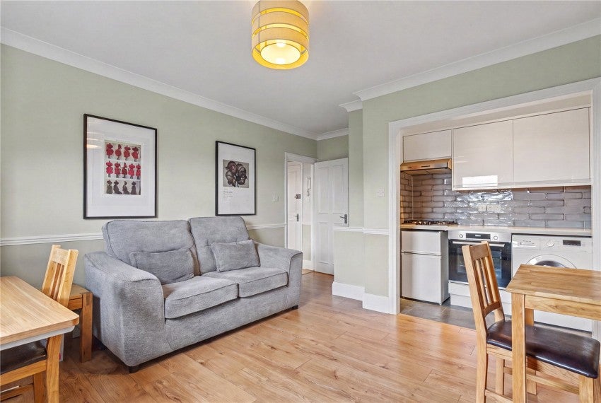 Flat Cumberland Park in Greater London