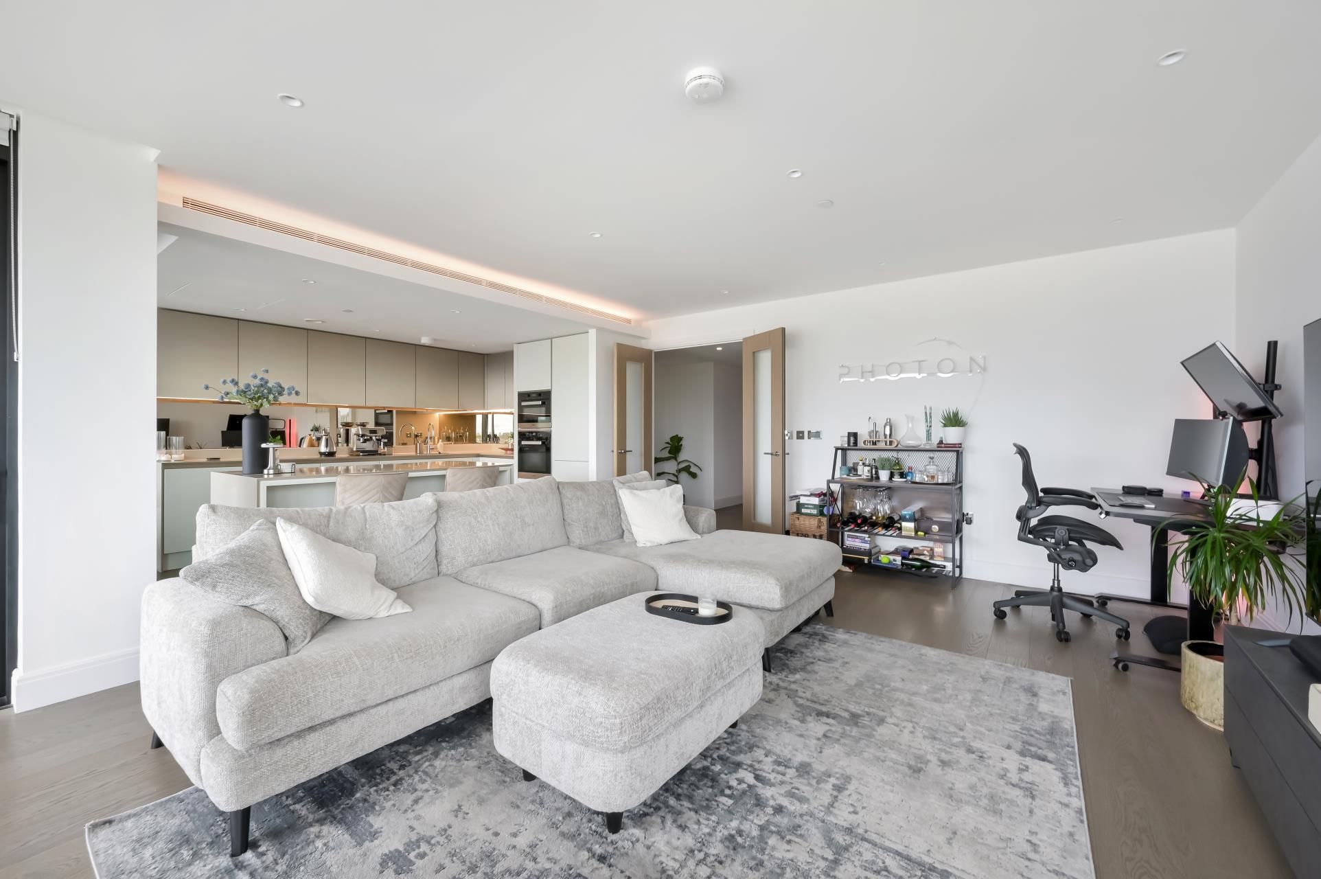 Flat Albert Embankment in Greater London