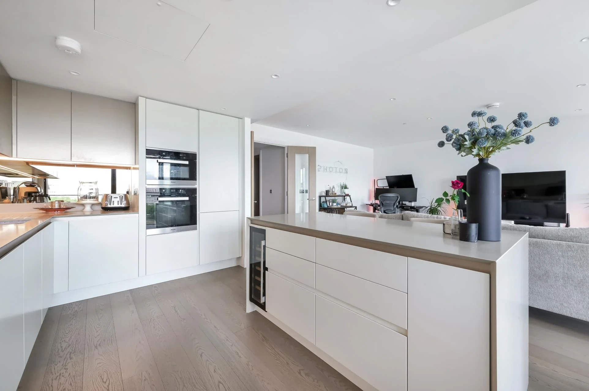 Flat Albert Embankment in Greater London