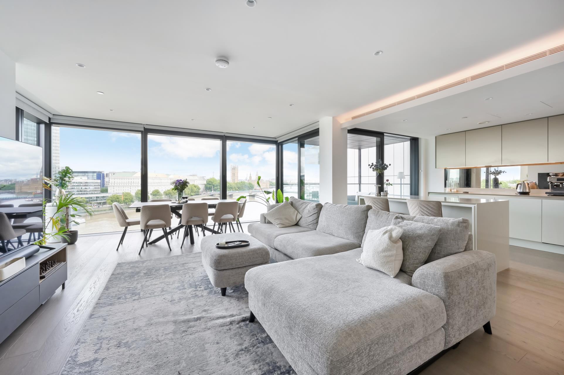 Flat Albert Embankment in Greater London