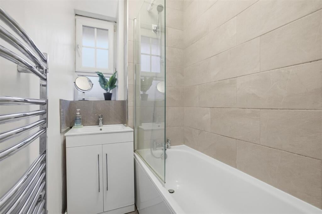 Flat Falmouth Road in Greater London