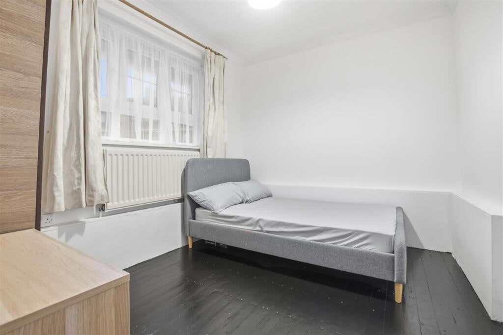 Flat Falmouth Road in Greater London
