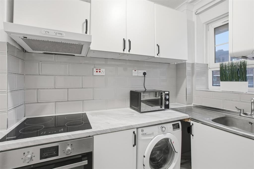 Flat Falmouth Road in Greater London