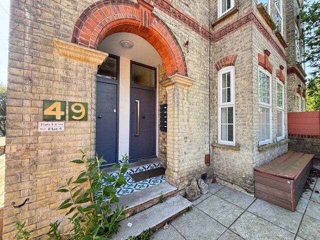 Flat Aldenham Road in Bushey