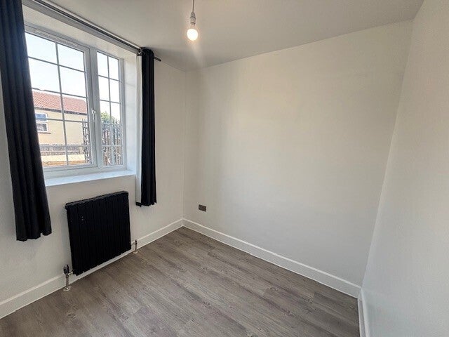 Flat Aldenham Road in Bushey