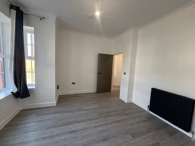 Flat Aldenham Road in Bushey