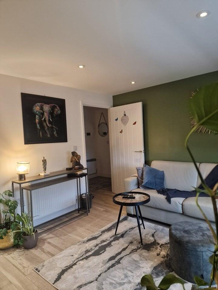 Flat Windmill Place in Greater London