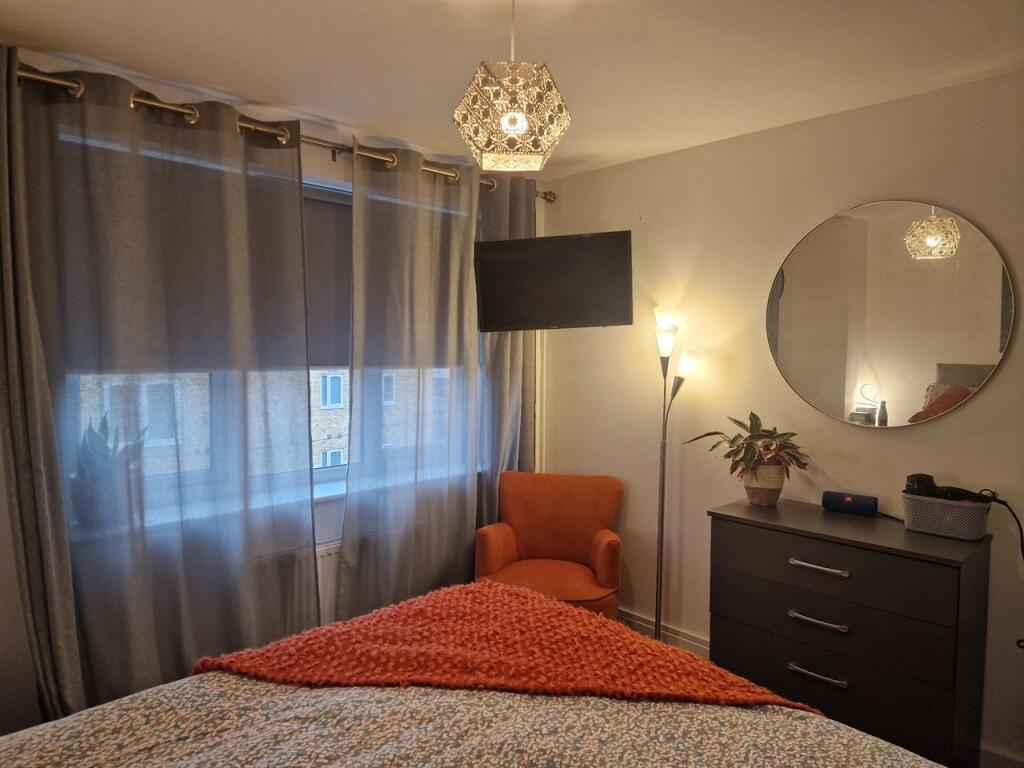 Flat Windmill Place in Greater London