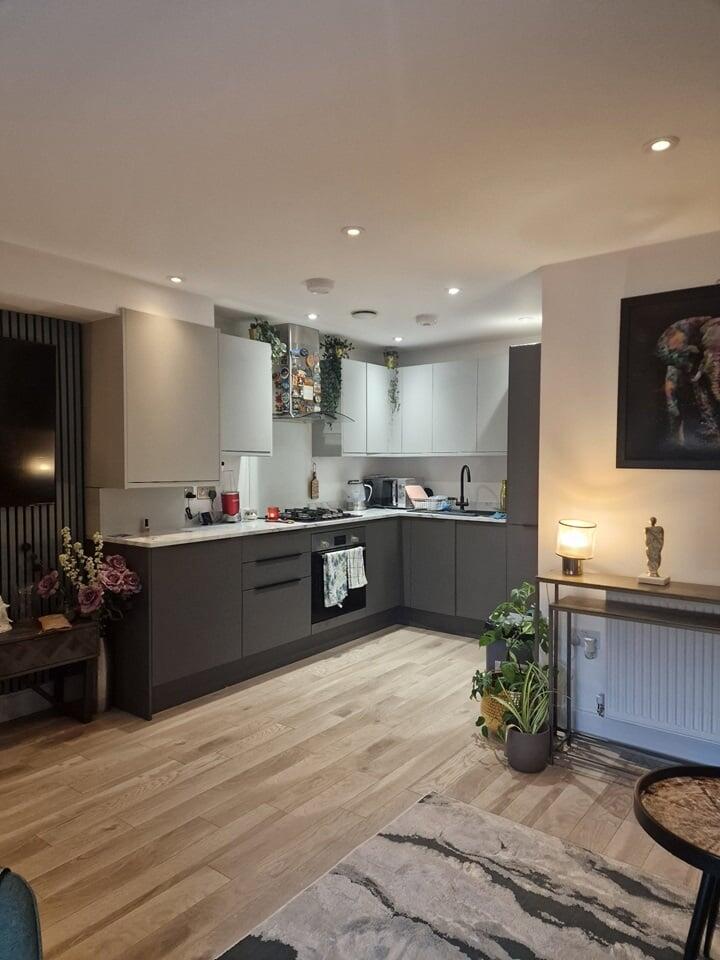 Flat Windmill Place in Greater London