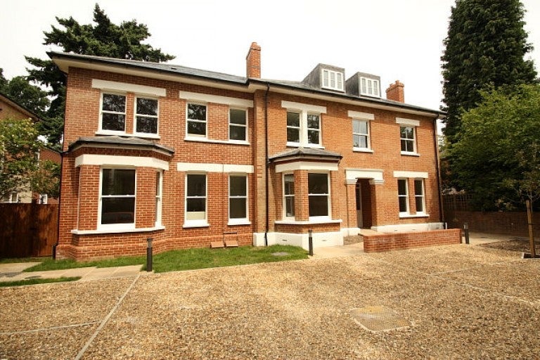 Flat Broomhall Road in Woking