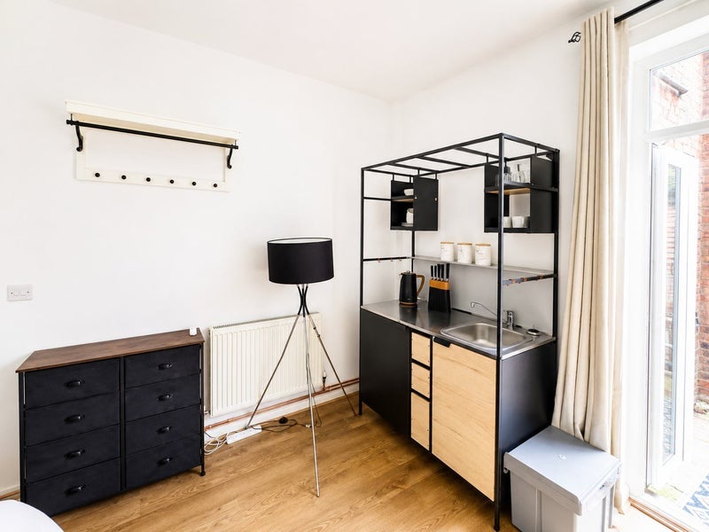 Room Rathcoole Gardens in Greater London