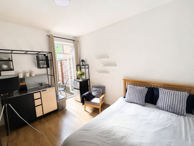 Room Rathcoole Gardens in Greater London