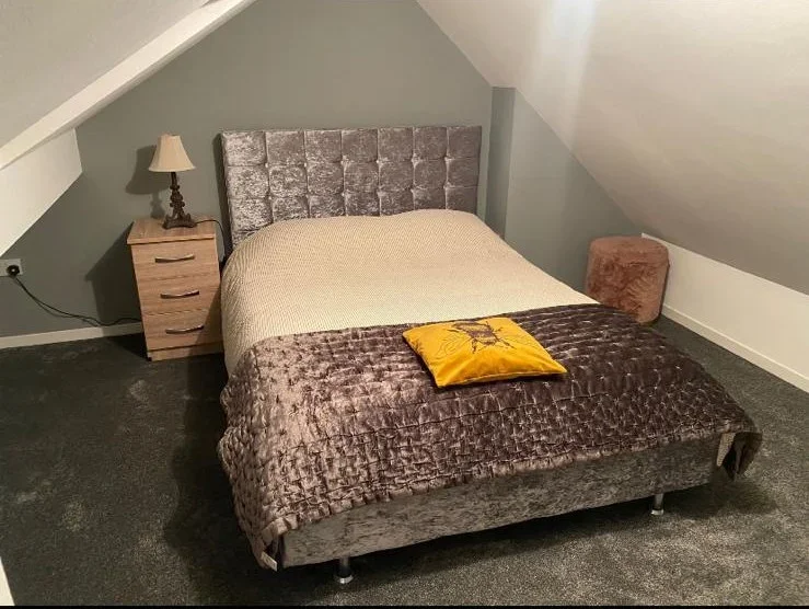 Room Shrubland Road in Greater London