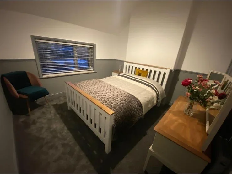 Room Shrubland Road in Greater London