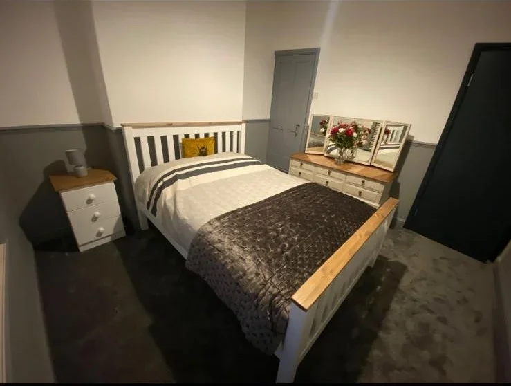 Room Shrubland Road in Greater London