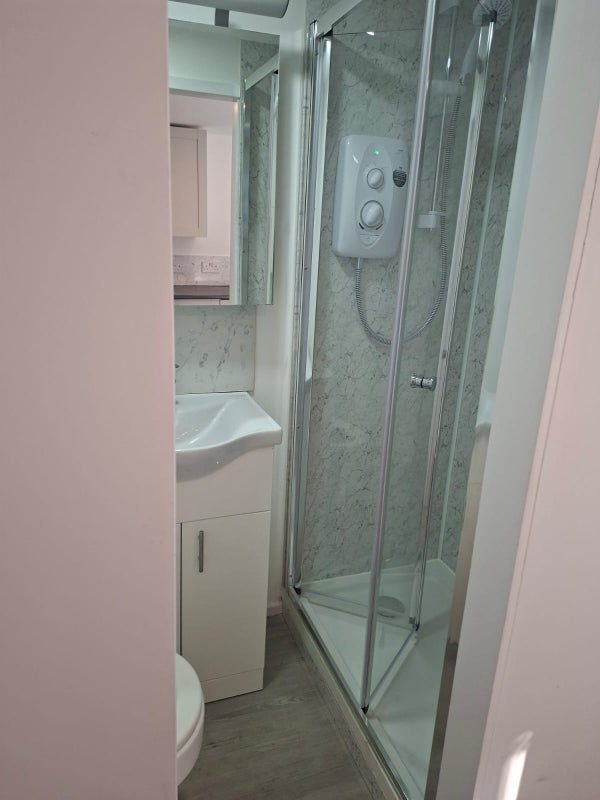 Flat Meopham Road in Greater London