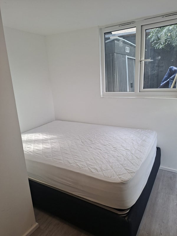 Flat Meopham Road in Greater London