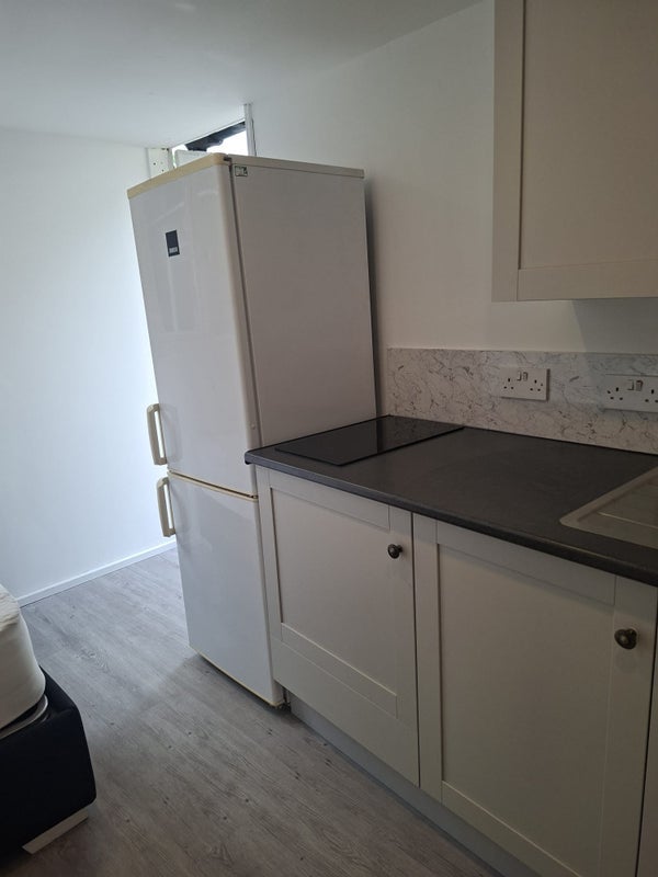 Flat Meopham Road in Greater London