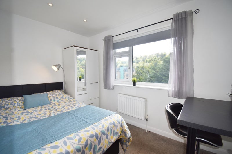 Room Farningham Road in Caterham