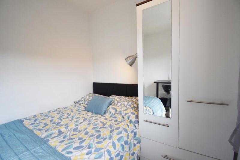 Room Farningham Road in Caterham