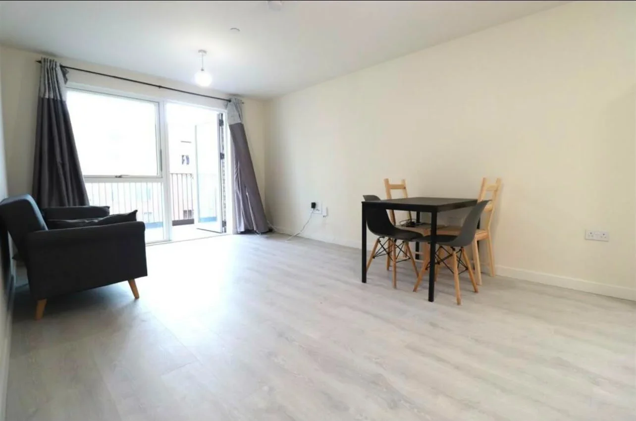 Flat Hargrave Drive in Greater London