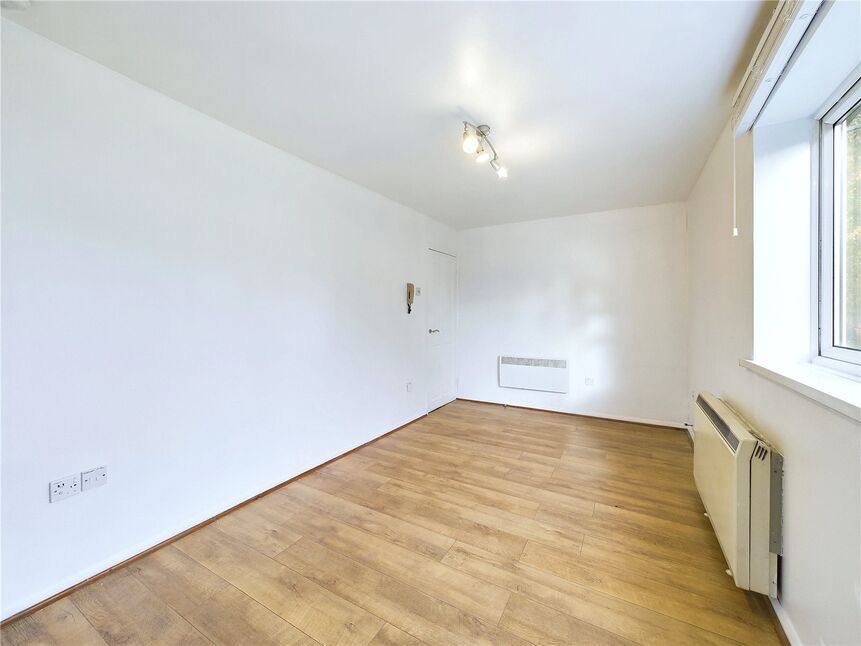 Flat Luther King Close in Greater London