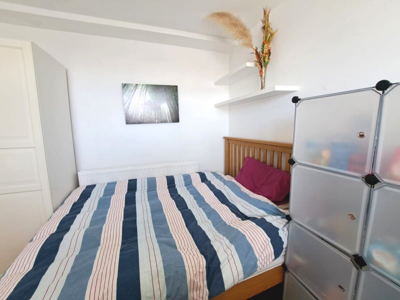 Room Westcott Road in Greater London