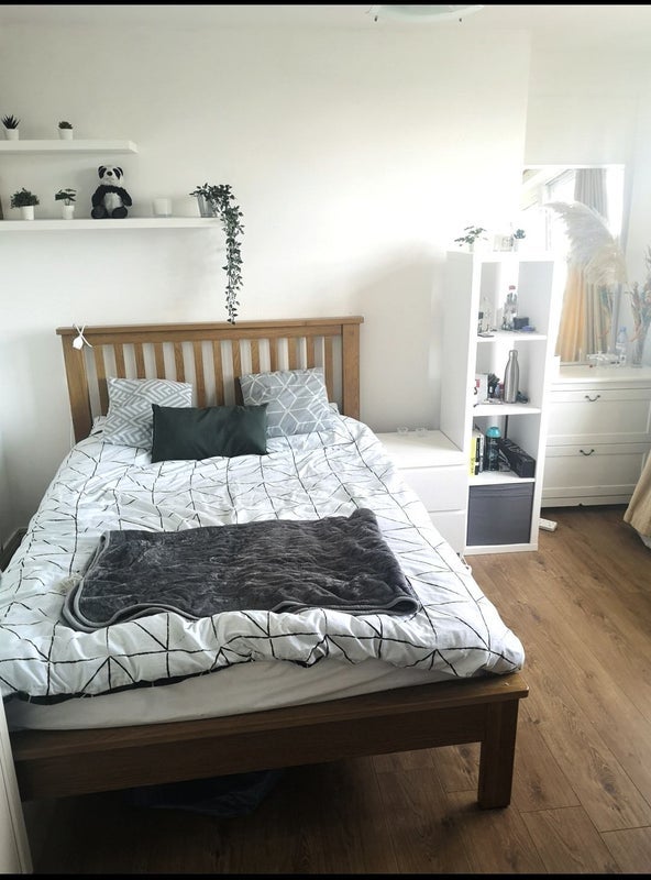 Room Westcott Road in Greater London